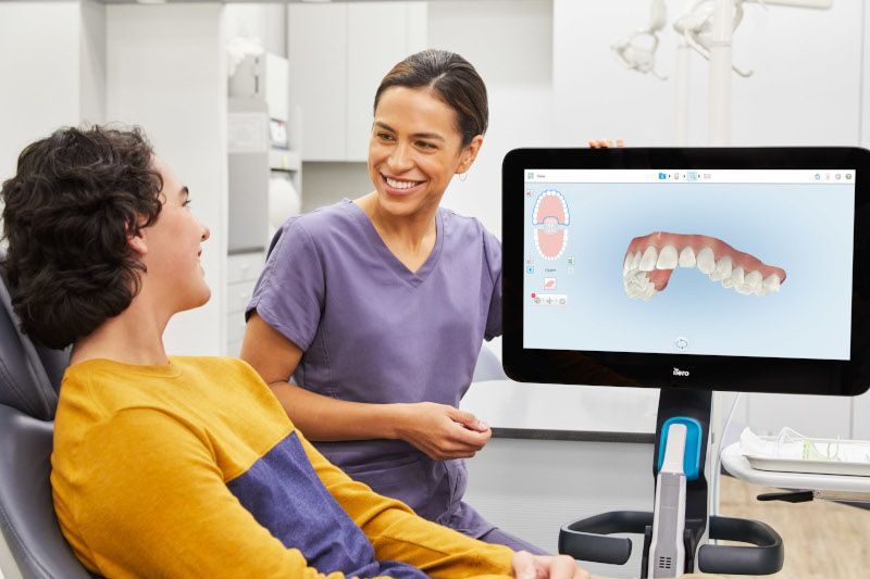 Betrachtung des digitalen Abdrucks auf dem Scanner für eine Invisalign-Behandlung