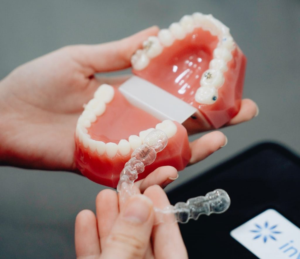 Die diskrete Lösung für ein strahlendes Lächeln: Invisalign bei Ihrem Kieferorthopäden unweit von Witten.